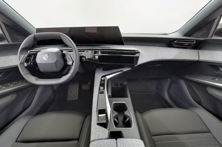 PEUGEOT E-3008