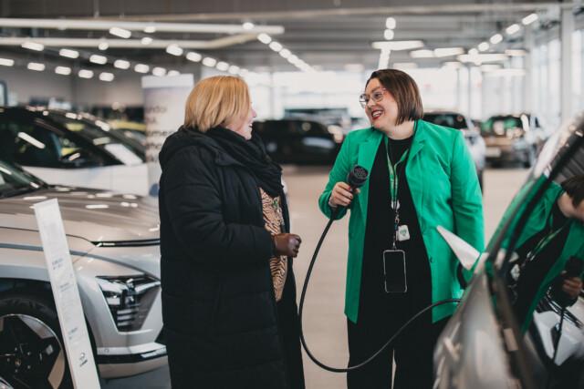 Varaa sähköauto koeajolle